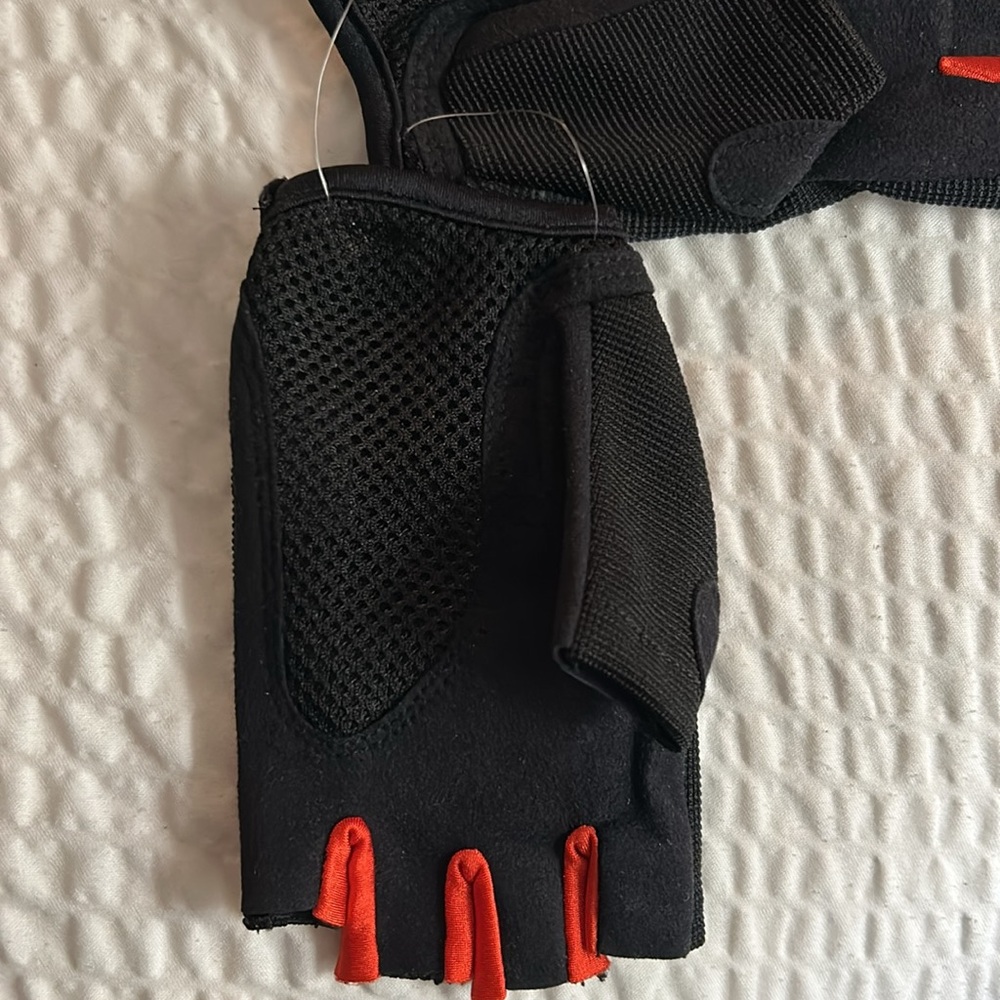 Daskin Women’s Half-Fingers Cardio Workout Gloves - Picture 4 of 6
